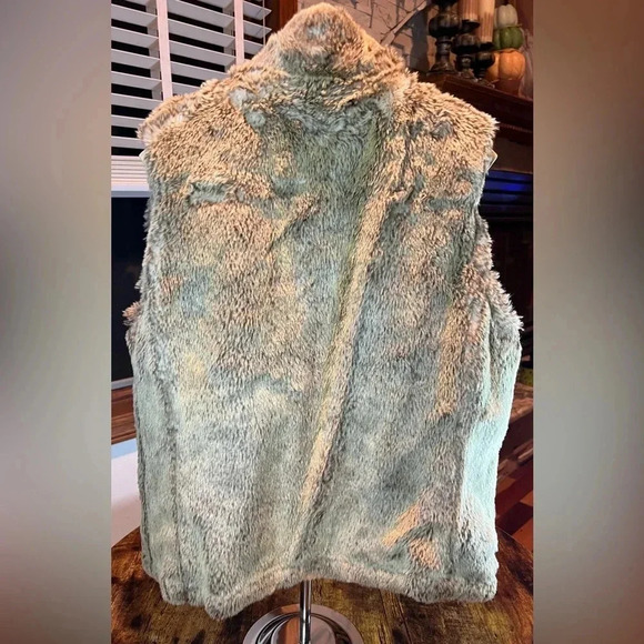 Old Navy | ladies reversible, faux fur/utility style vest. Size: M - Picture 9 of 16